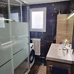 Centre 2 *